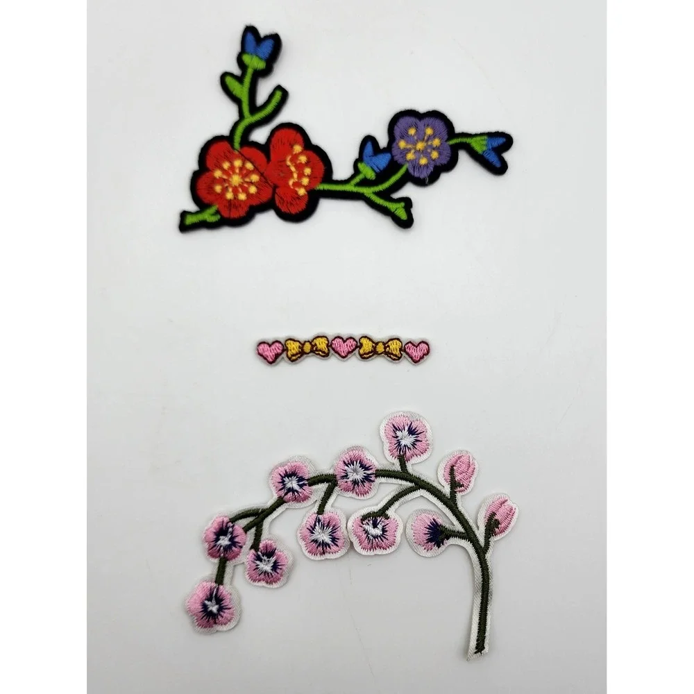 LOT OF 3 EMBROIDERED FLOWERS AND HEARTS PATCHES‎